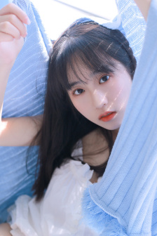 校花陈若雪被校长抱到办公室hd